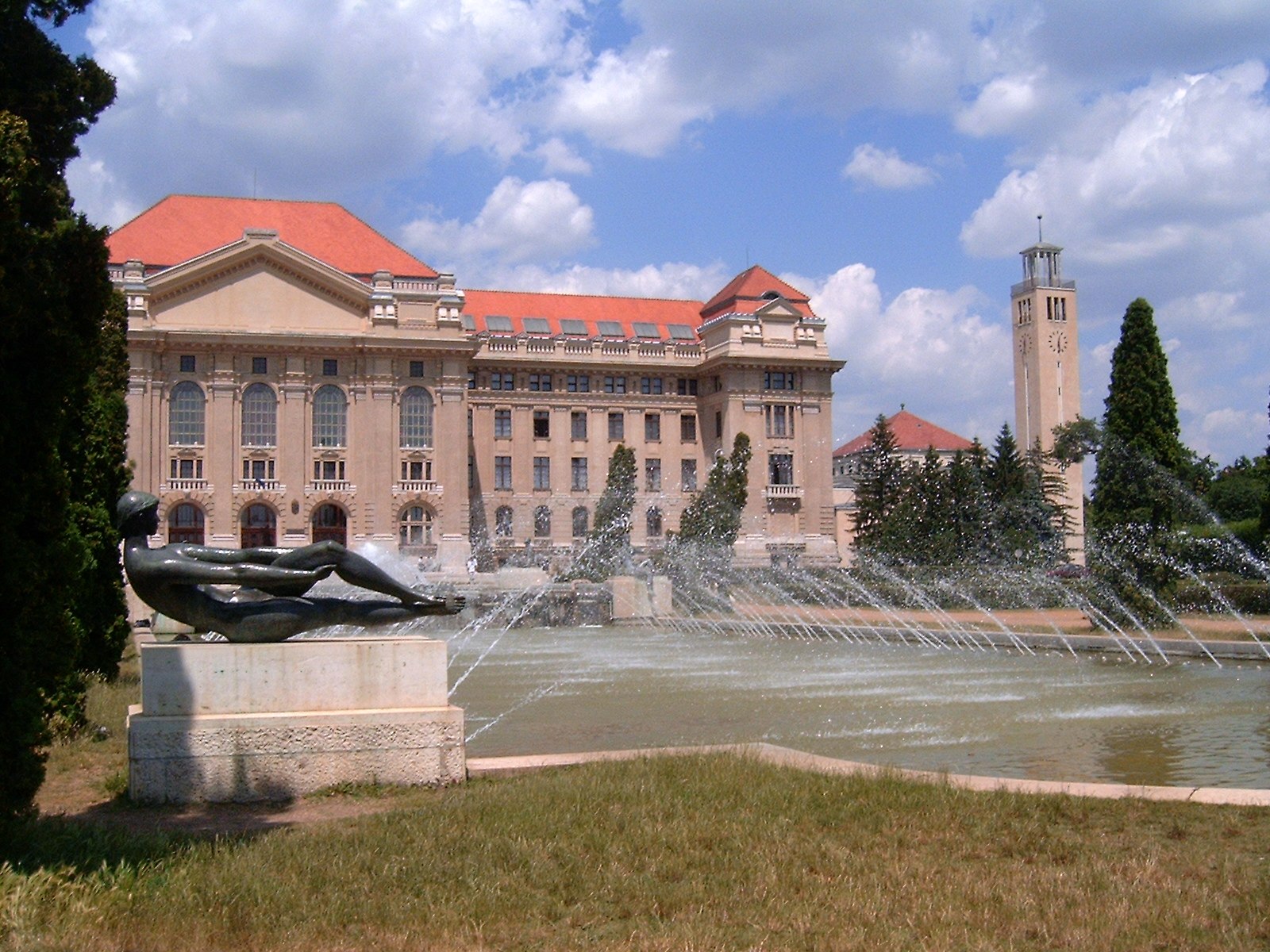 Main building and fountain at Egyetem tér